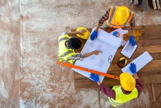 Equipe técnica acompanhando o andamento da obra